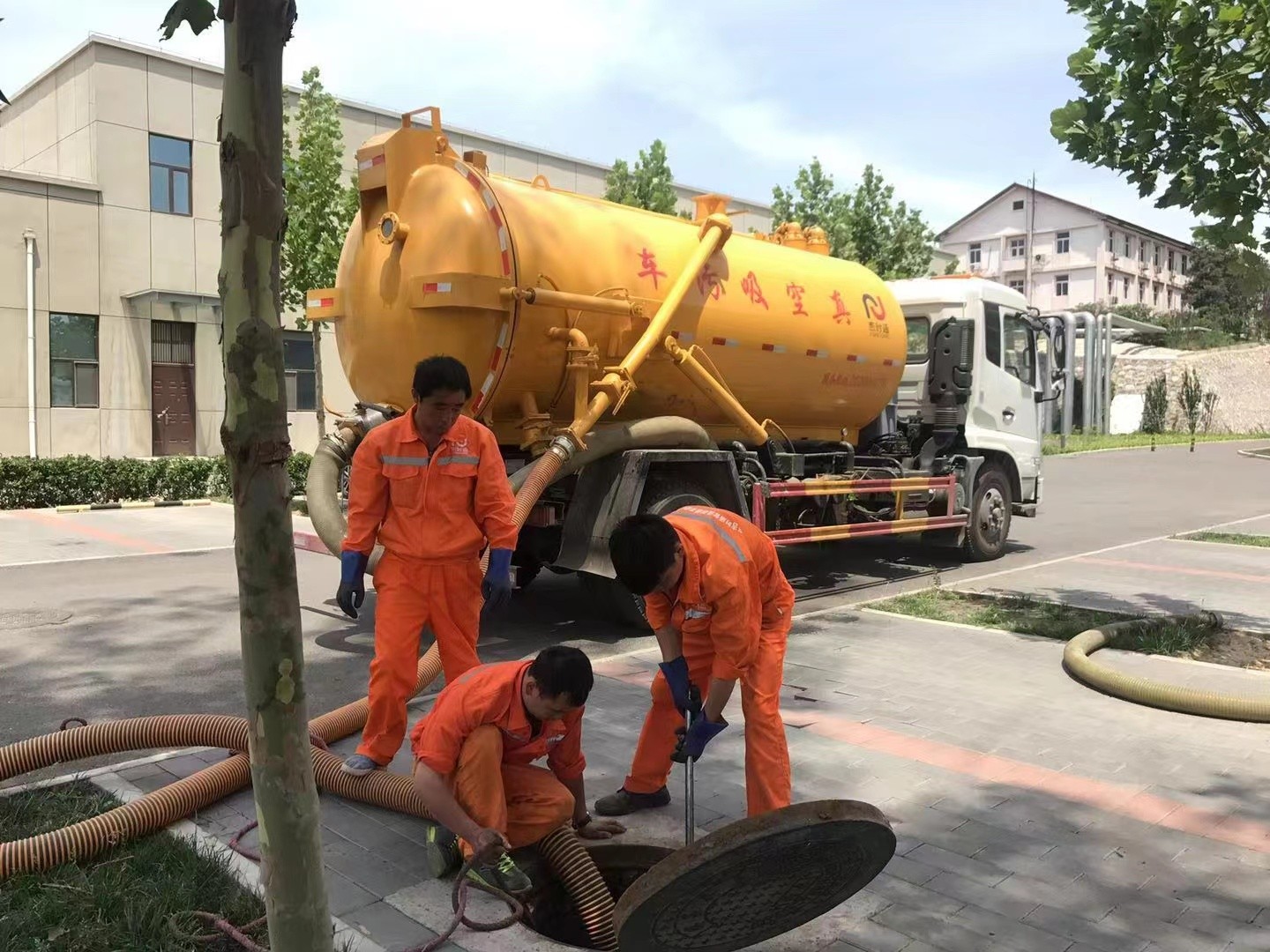 大丰管道疏通车停在窨井附近