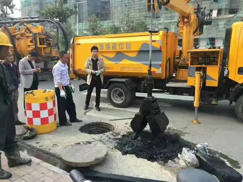 大丰街道：网格员化身“清道夫”，为民解忧疏通“堵心”化粪池