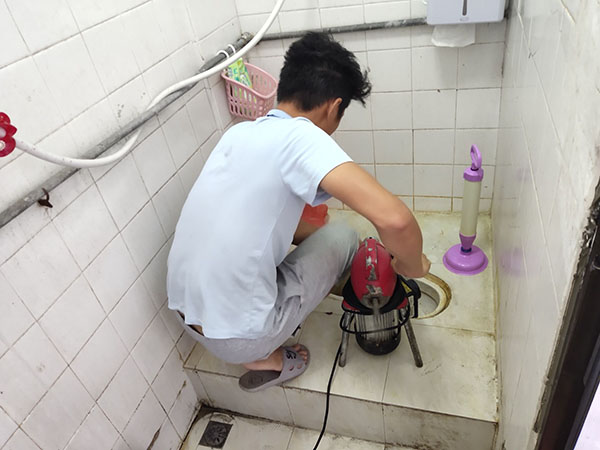 大丰肥皂掉到马桶里把马桶堵住了怎么办？马桶堵住了怎么办